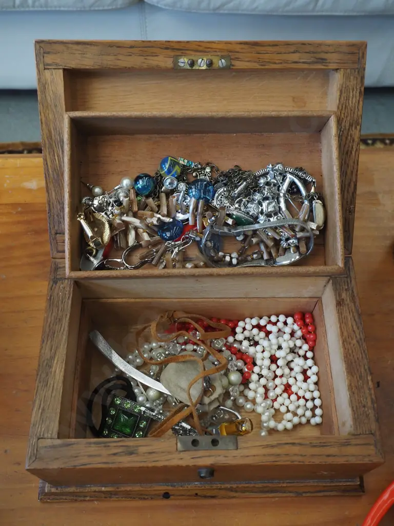 oak lockable box; costume jewellery - no key Image 1++