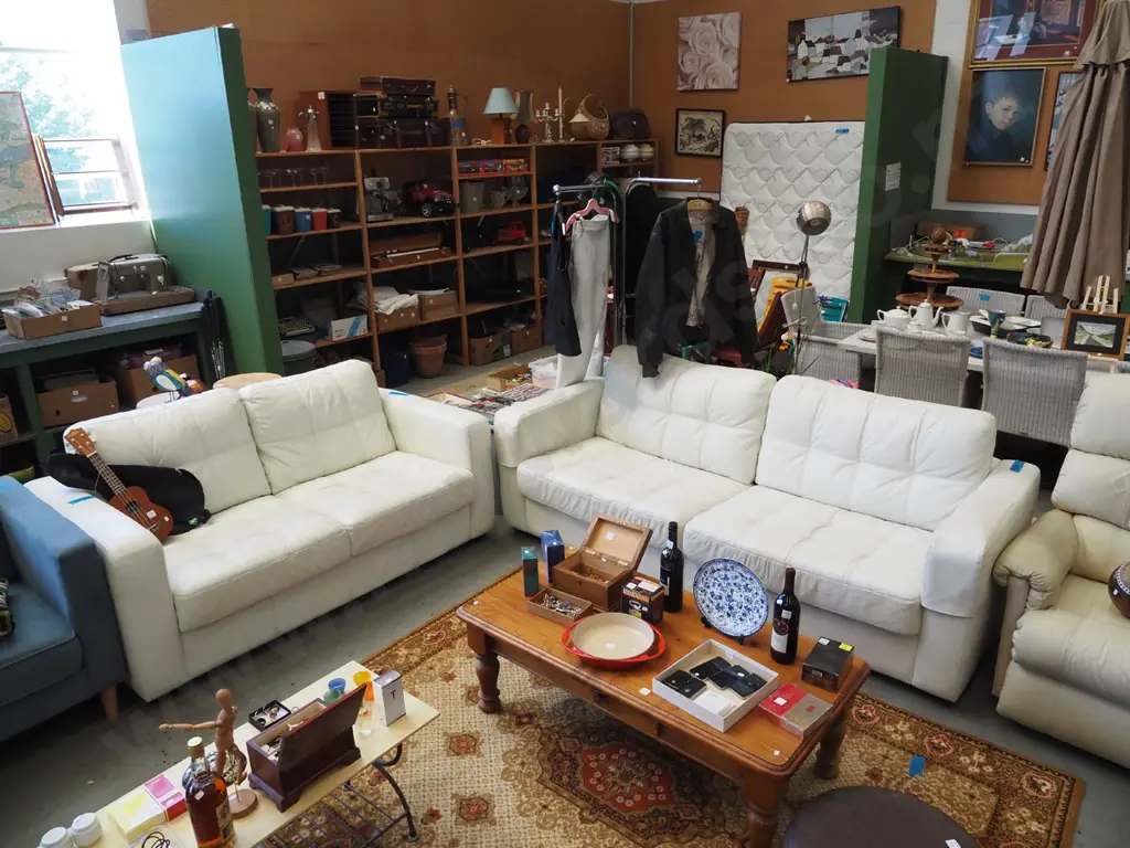 white  2 piece suite - 2 seater, 3 seater - some signs of wear, leather needs a clean Image 1++