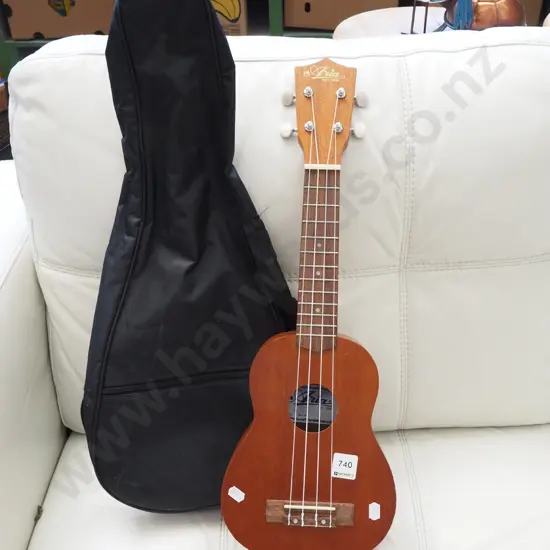 Aria ukelele and case