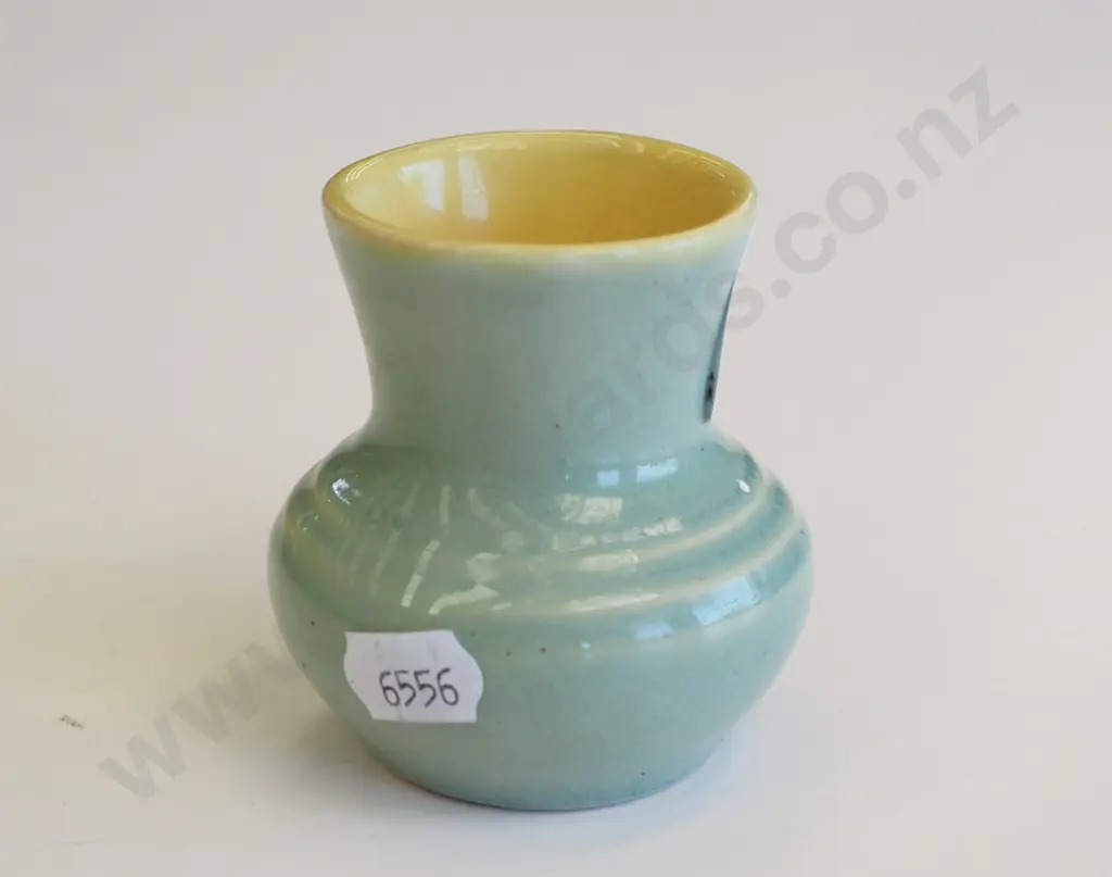 Crown Lynn vase H70 Image 1++
