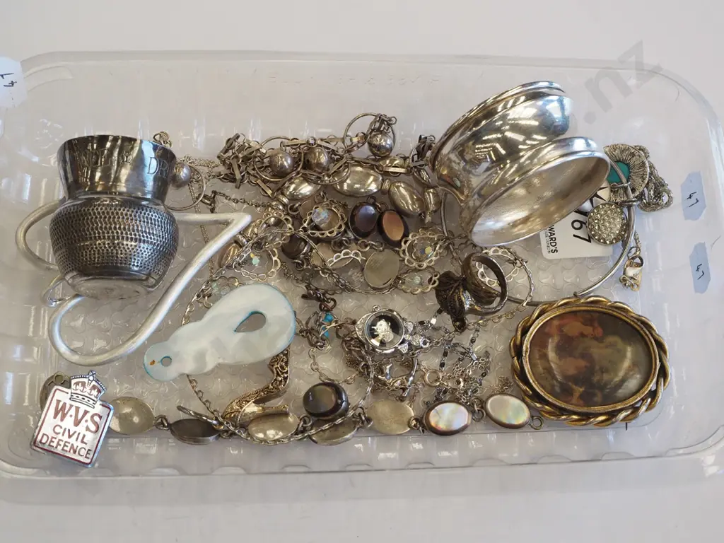 tray of napkin rings, costume jewellery etc Image 1++