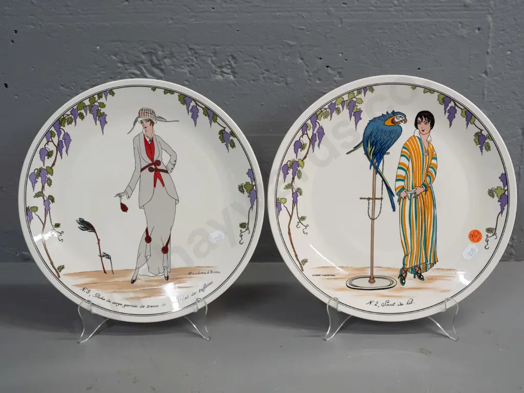 2 Villeroy & Boch "Design 1900" series dinner plates with vintage fashion theme - No. 2 and No. 5. Diameter 265. Fabric Image 1++