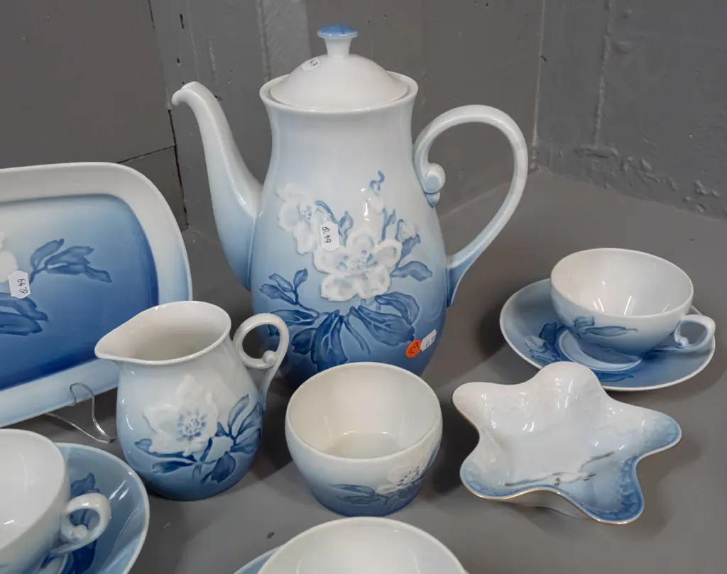 Bing & Grondahl tea / coffee set with 6 cups & saucers, cake plate, cream & sugar, 2 small dishes and 2 small pots - Image 1++