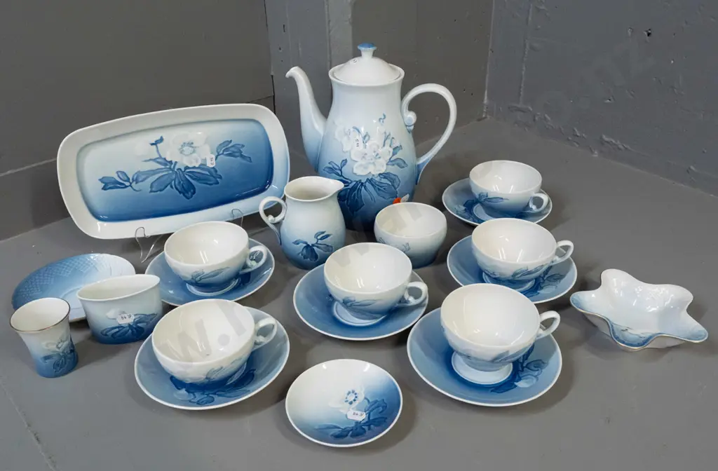 Bing & Grondahl tea / coffee set with 6 cups & saucers, cake plate, cream & sugar, 2 small dishes and 2 small pots - Image 1++