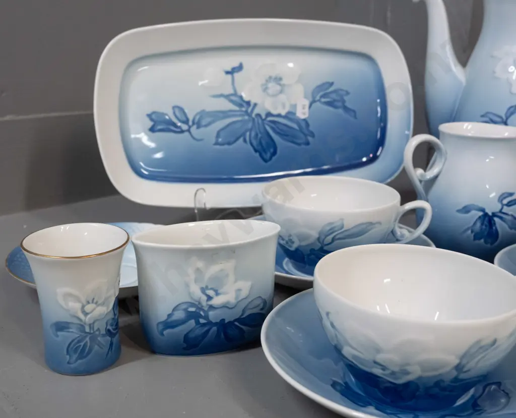 Bing & Grondahl tea / coffee set with 6 cups & saucers, cake plate, cream & sugar, 2 small dishes and 2 small pots - Image 1++