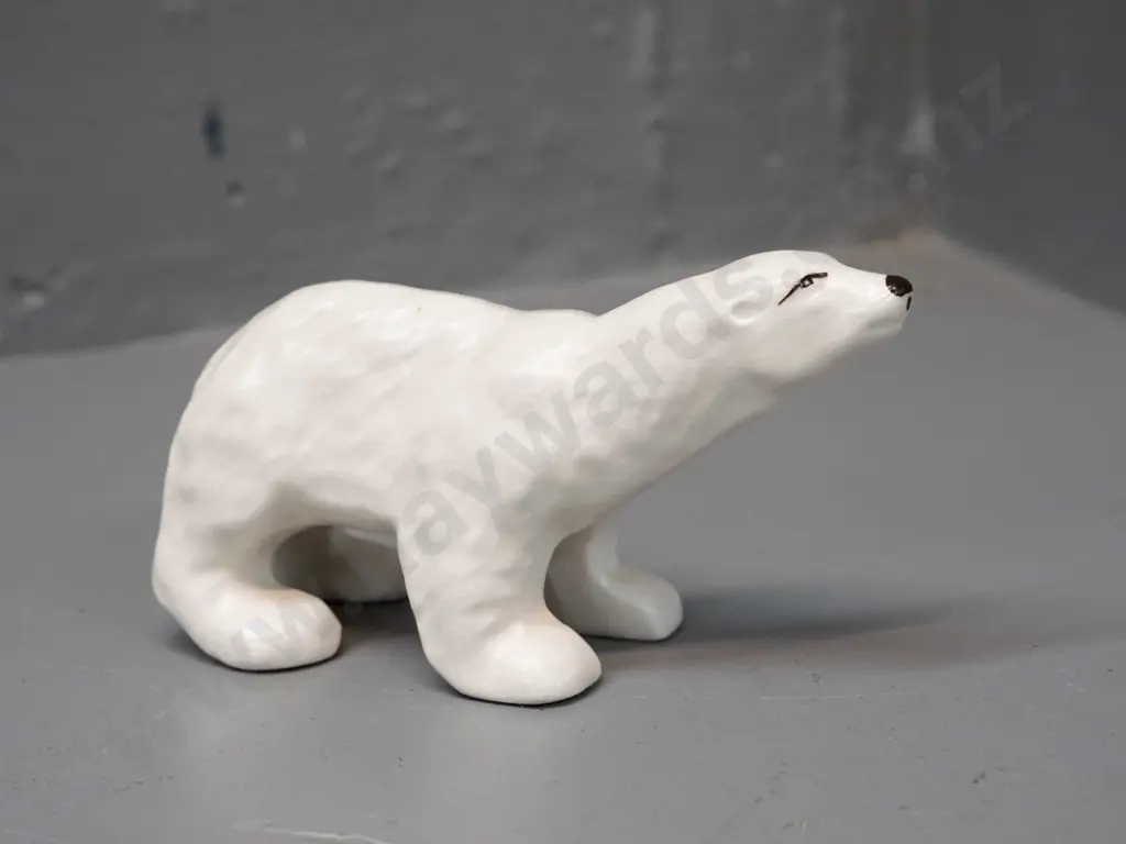 vintage small Sylvac polar bear figure H-75 L-140 Image 1++