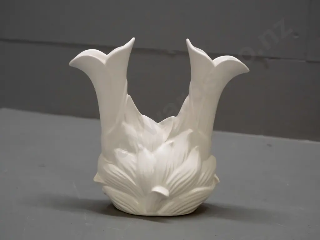 Crown Lynn double opening lily vase - no. 653 - very good condition H-160 W-120 Image 1++