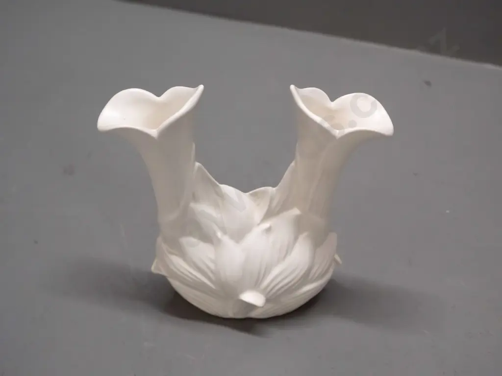 Crown Lynn double opening lily vase - no. 653 - very good condition H-160 W-120 Image 1++