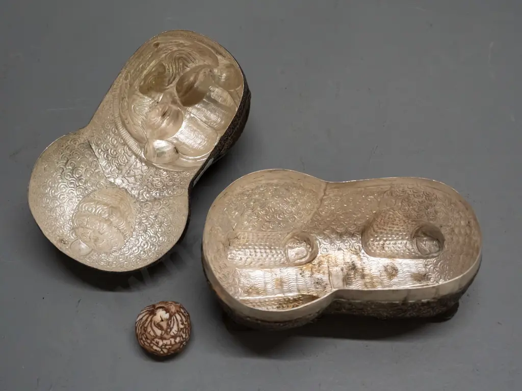 Cambodian silver betel nut box in shape of a foo dog - no silver marks, unsure of composition H-100 L-120 Image 1++