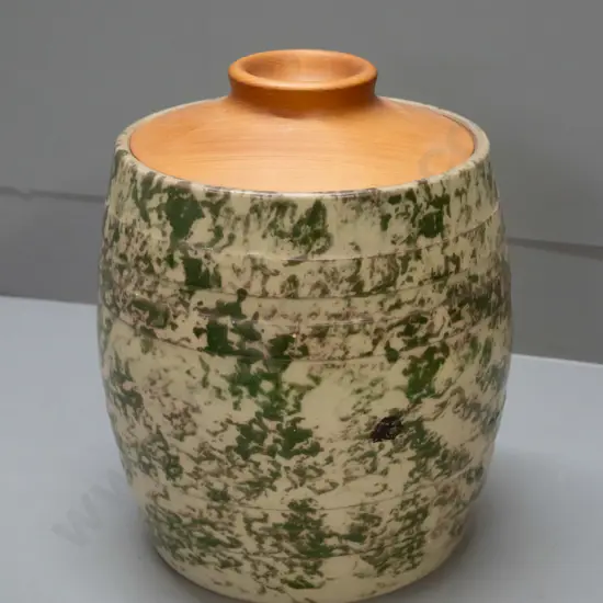 Stour Ware / Timaru Potteries wide-mouth crock with sponged glaze, wooden lid H-340 D-230