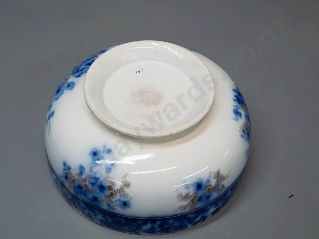 vintage Flow Blue serving or fruit bowl with gilt decoration. Base marked '1911'. H-100 D-235 Image 1++