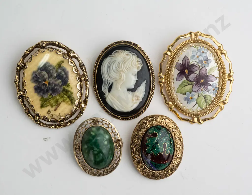 5x brooches Image 1++