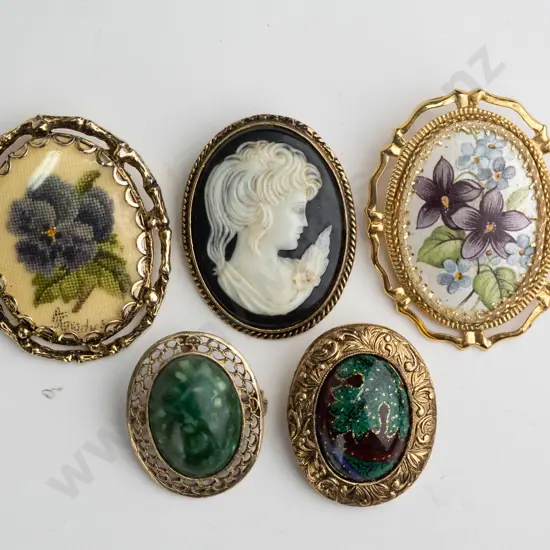 5x brooches