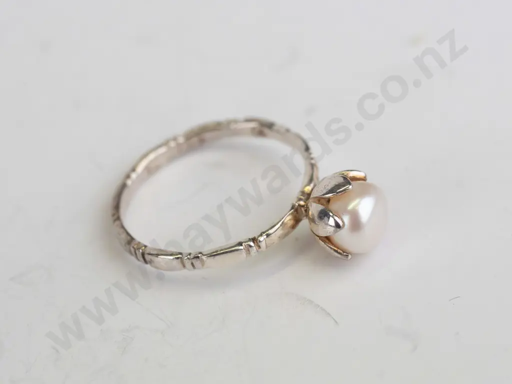 pearl and sterling silver ring - size  M Image 1++