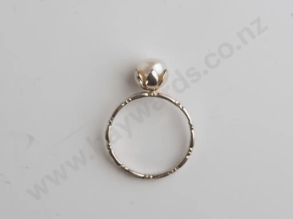 pearl and sterling silver ring - size  M Image 1++
