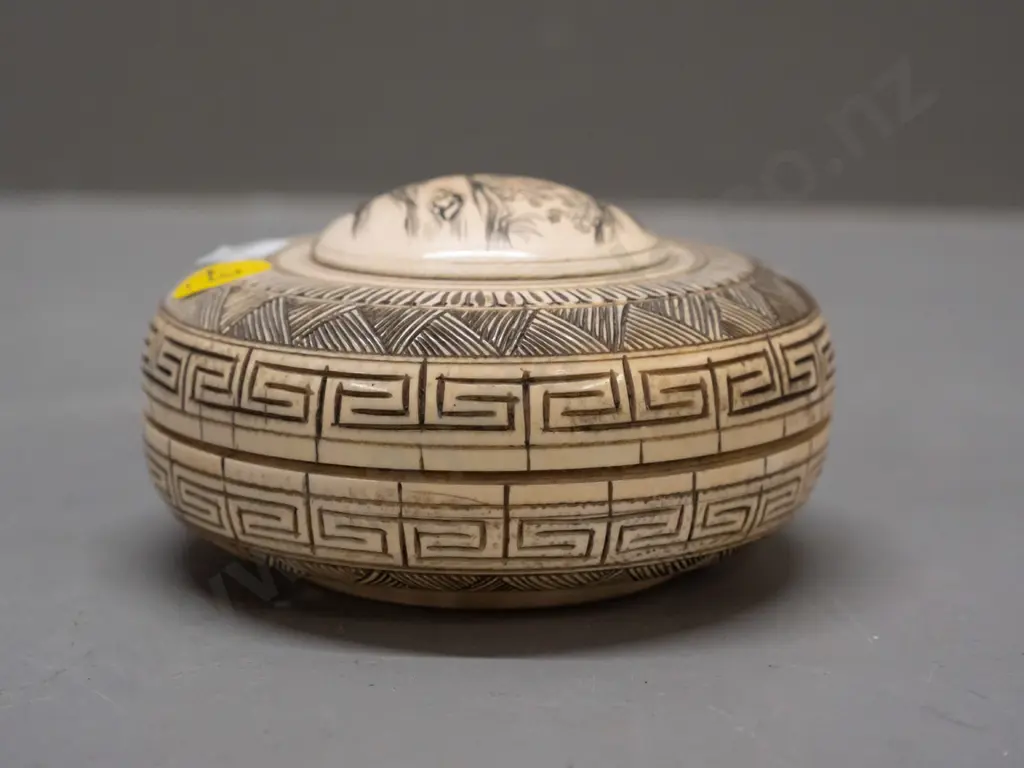 faux ivory or bone container with threaded lid - threads are binding, hard to close, diameter 90 Image 1++