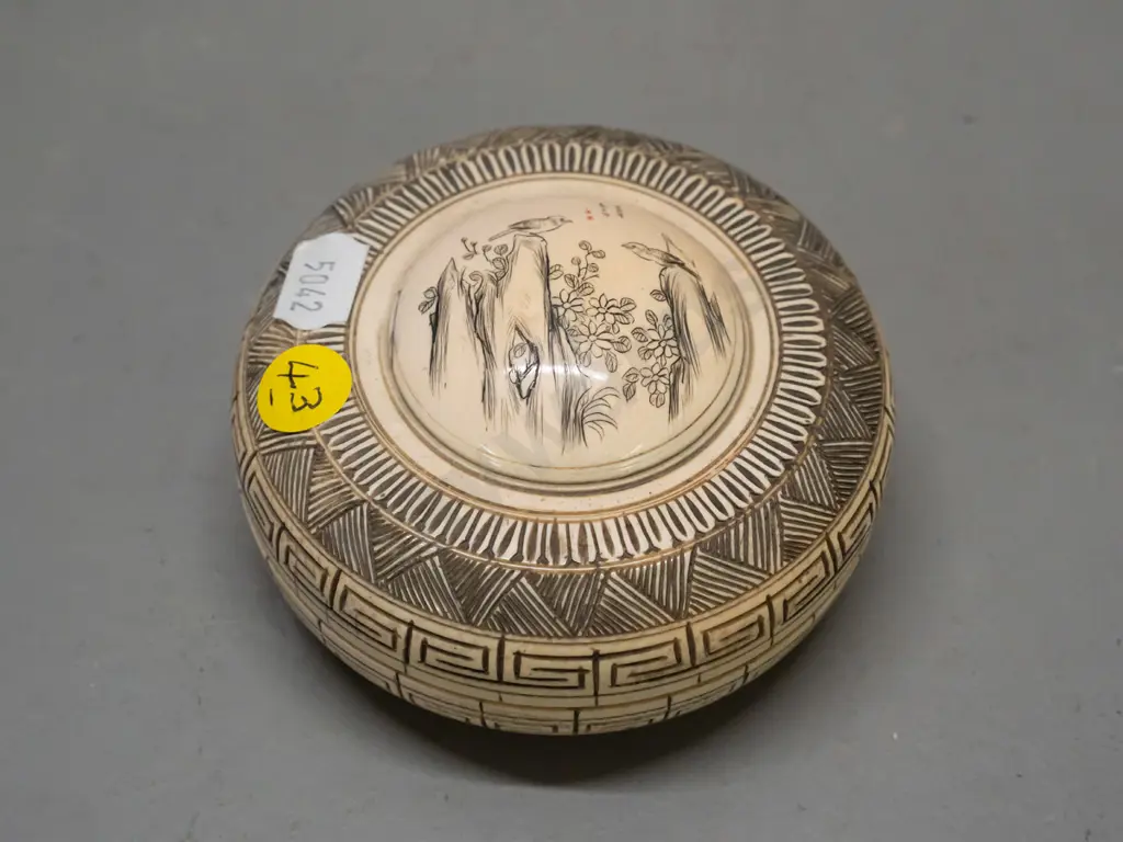 faux ivory or bone container with threaded lid - threads are binding, hard to close, diameter 90 Image 1++