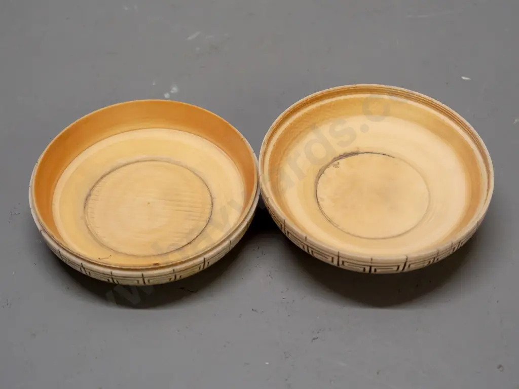 faux ivory or bone container with threaded lid - threads are binding, hard to close, diameter 90 Image 1++