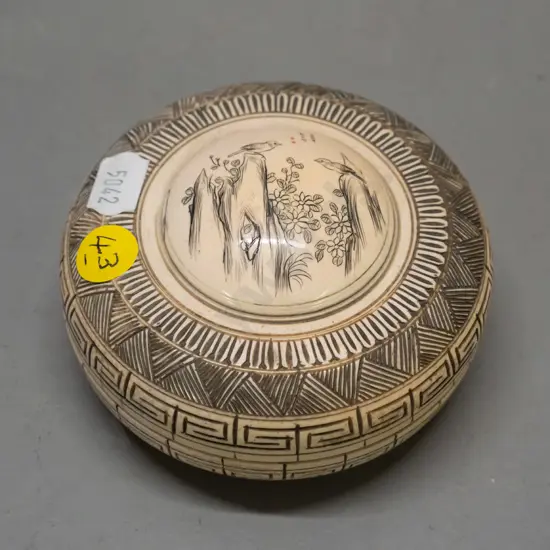 faux ivory or bone container with threaded lid - threads are binding, hard to close, diameter 90