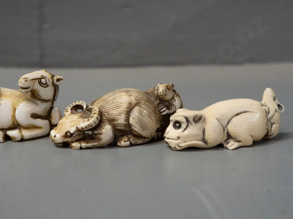 5 faux ivory or bone figures and/or netsuke - rats and mythical beasts Image 1++