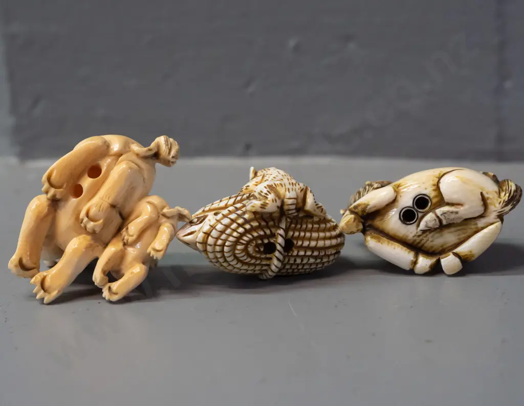 5 faux ivory or bone figures and/or netsuke - rats and mythical beasts Image 1++