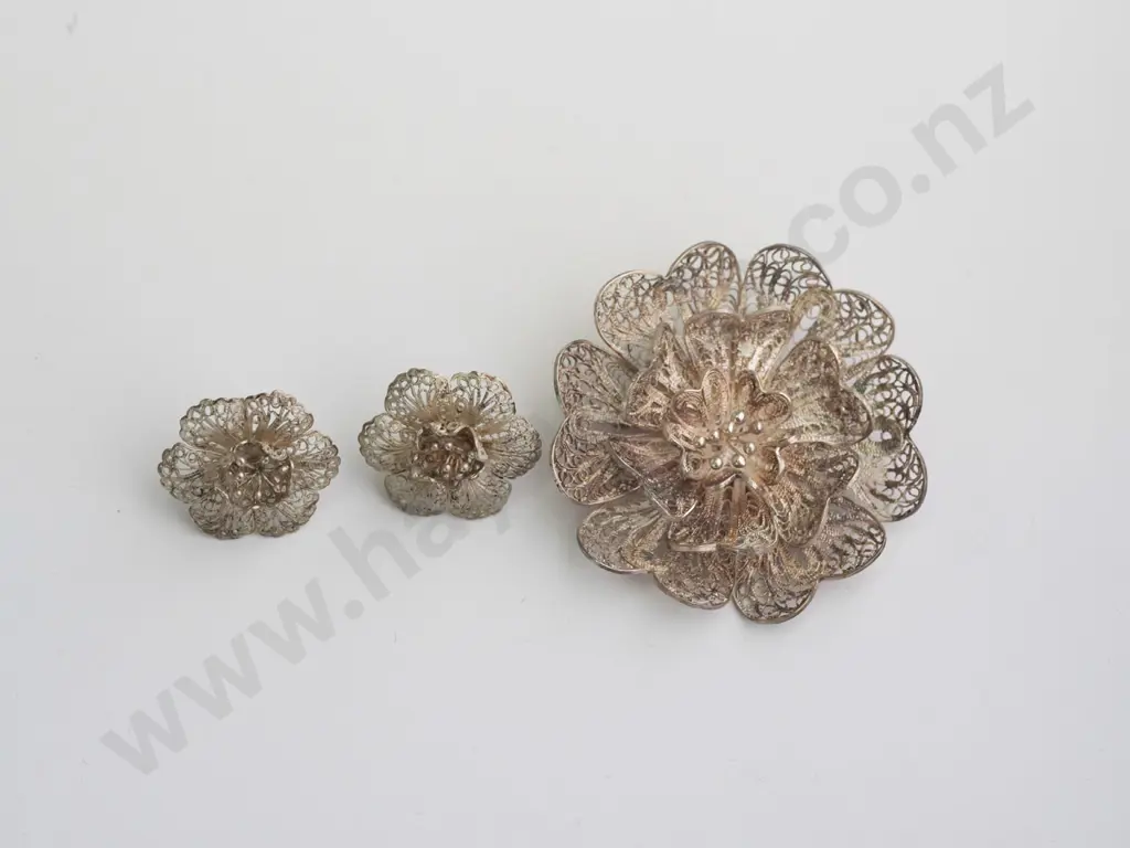 filagree flower brooch & earring set Image 1++