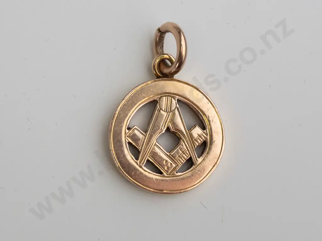 9ct Lodge medallion (8.5gm) Image 1++