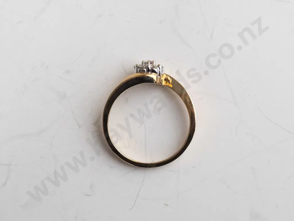 9ct diamond cluster ring 2.9gms Image 1++