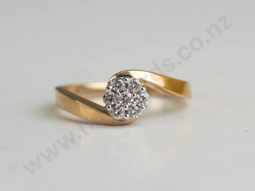 9ct diamond cluster ring 2.9gms Image 1++