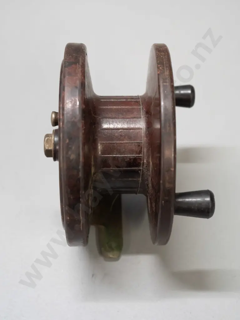 vintage bakelite and metal fishing reel marked Steelite Sydney - Diameter 120 Image 1++