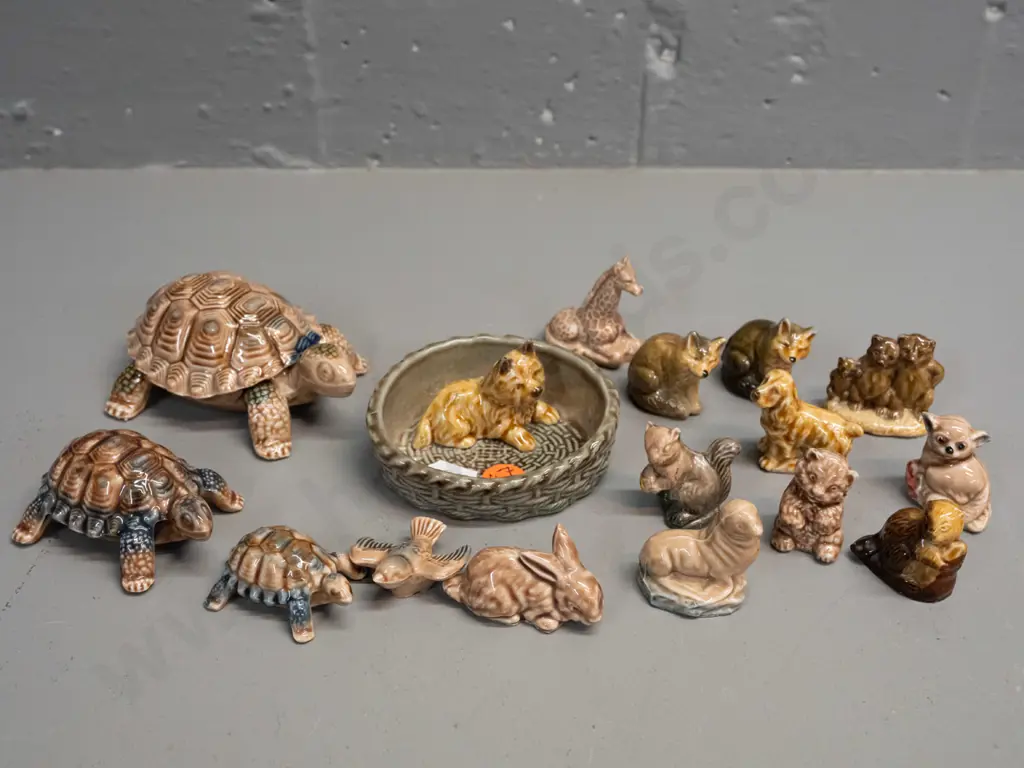 16 Wade animal miniatures lidded turtle trinket, dog in basket, giraffe, rabbit, birds etc. - larger turtle is L-100 Image 1++