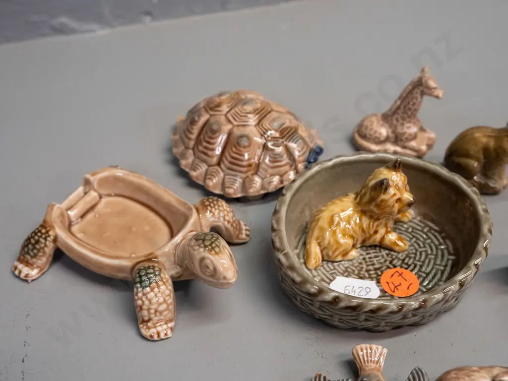 16 Wade animal miniatures lidded turtle trinket, dog in basket, giraffe, rabbit, birds etc. - larger turtle is L-100 Image 1++