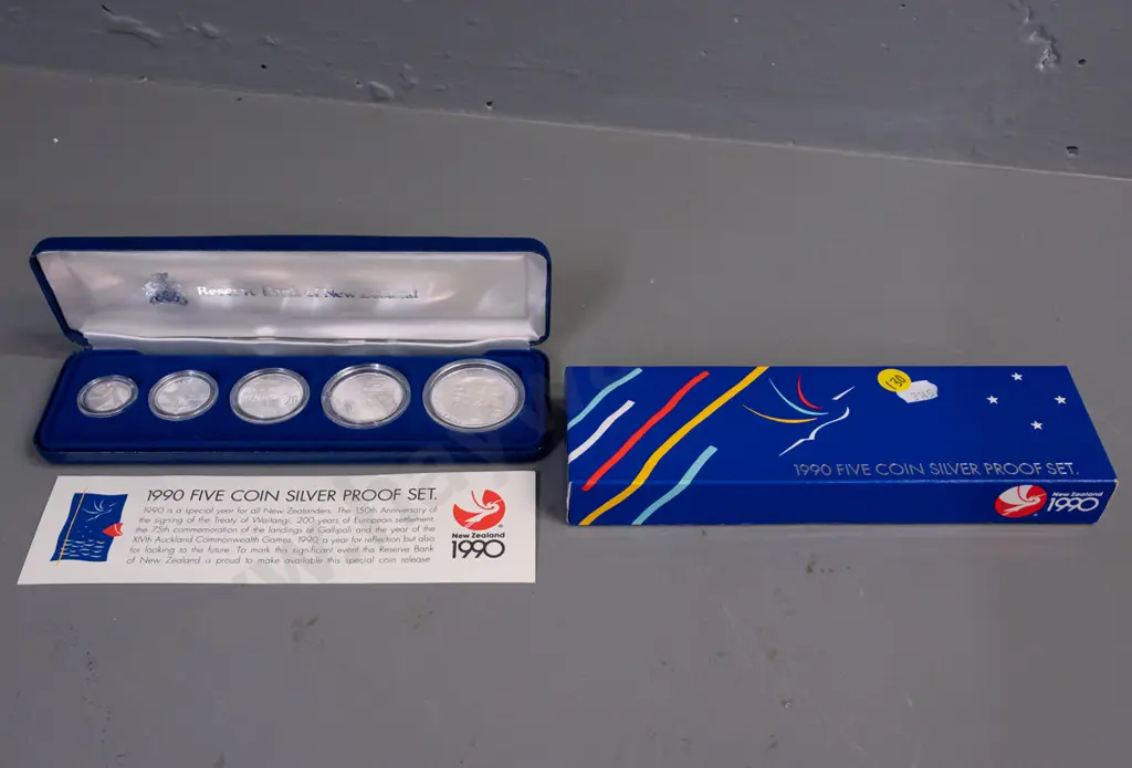 1990 cased 5-coin silver proof set with outer box Image 1++