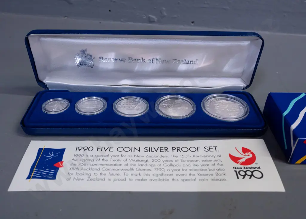 1990 cased 5-coin silver proof set with outer box Image 1++