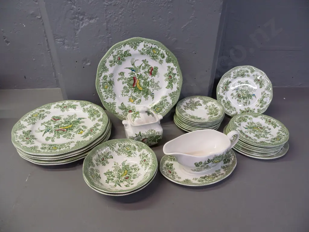 Assorted Enoch Wedgwood Tunstall "Kent" pattern tableware: 6x dinner plates, gravy boat/saucer, 8x saucers, sideplates Image 1++
