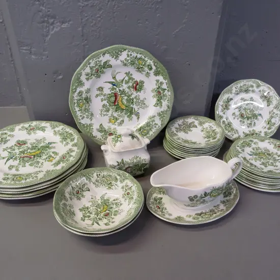 Assorted Enoch Wedgwood Tunstall "Kent" pattern tableware: 6x dinner plates, gravy boat/saucer, 8x saucers, sideplates