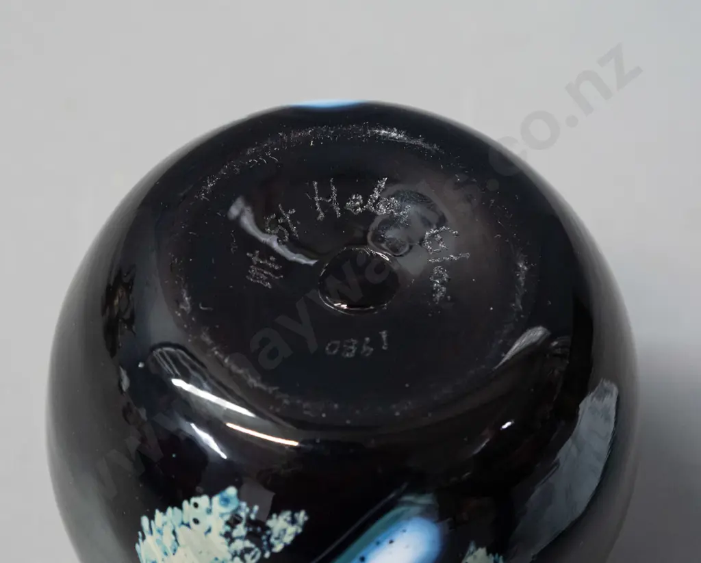 Mount St. Helens volcanic ash art glass vase - marked 1980 on bottom H-95 Image 1++