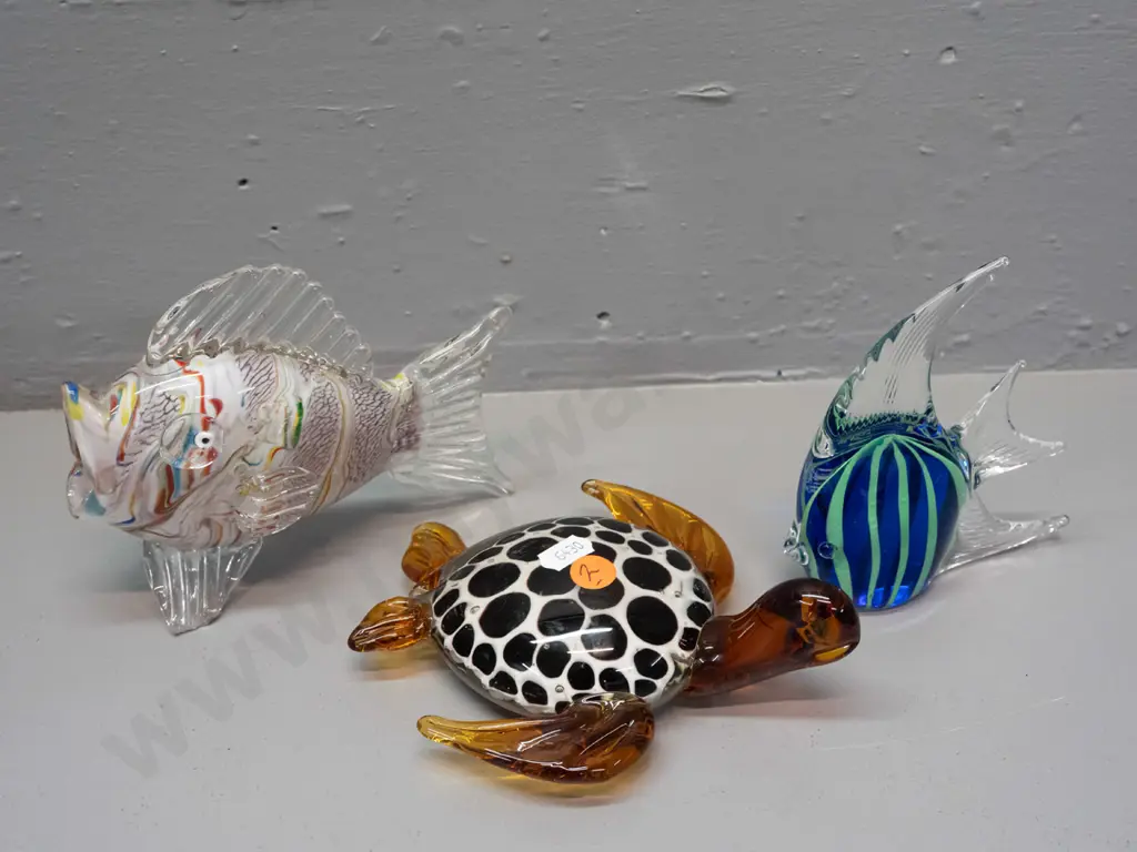 3 small art glass ornaments - sea turtle with New Zealand Collection limited edition label and 2 fish - angelfish H-120 Image 1++