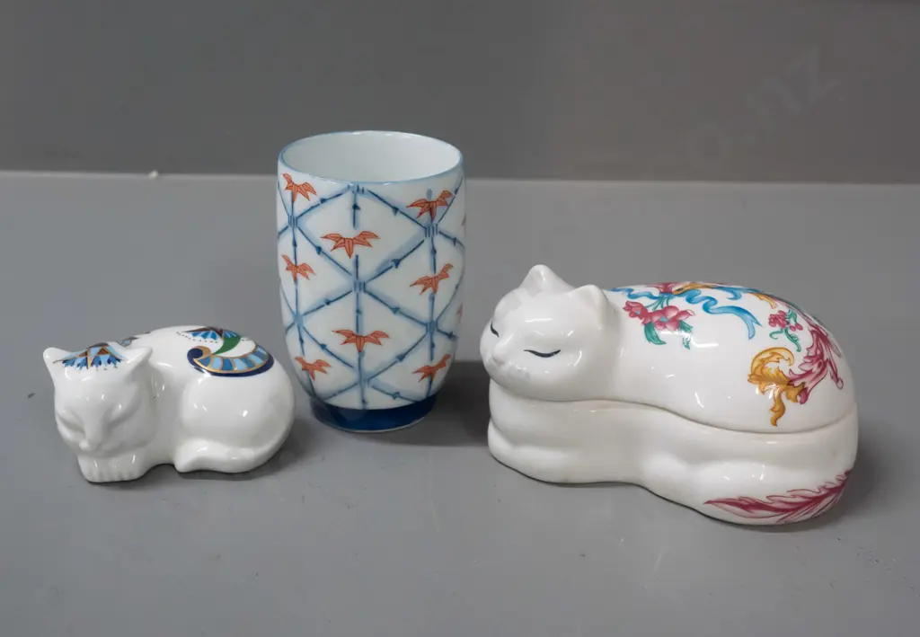 2 porcelain Elizabeth Arden sleeping cats, one a lidded trinket, and a small Chinese beaker with bamboo pattern H-85, Image 1++