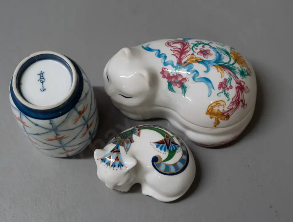 2 porcelain Elizabeth Arden sleeping cats, one a lidded trinket, and a small Chinese beaker with bamboo pattern H-85, Image 1++