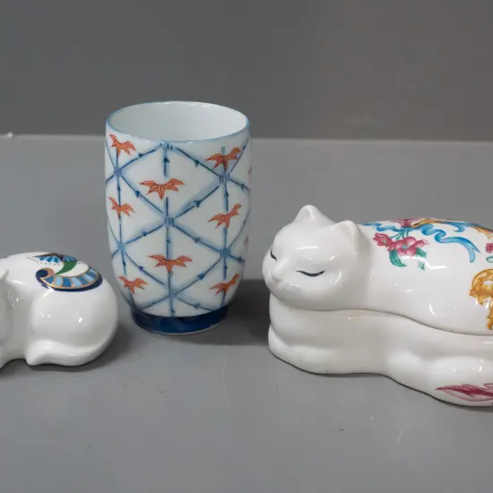 2 porcelain Elizabeth Arden sleeping cats, one a lidded trinket, and a small Chinese beaker with bamboo pattern H-85,