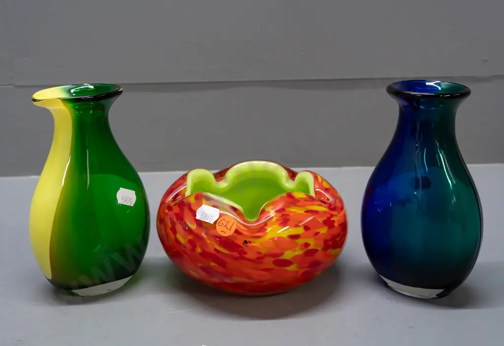 3 art glass items - mottled orange over lime green ashtray / bowl and 2 squat bottle vases H-150 Image 1++