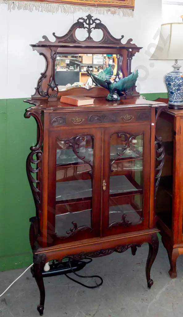 art Nouveau walnut parlour display case, pierced and carved pediment above shaped bevel edged mirror, Image 1++