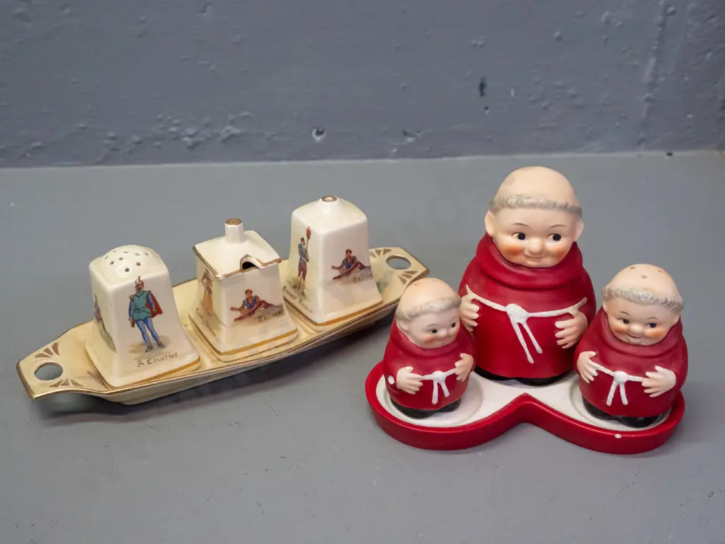 2 vintage condiment sets - Hummel or Goebel Cardinal Tuck & Royal Winton Old English Markets. Cardinal Tuck plate has659 Image 1++