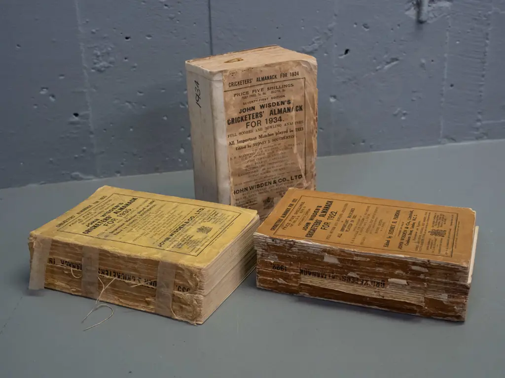 3 Wisden Cricketer's Almanack books - 1922, 1934 and 1935 - spines damaged / taped, marks and wear Image 1++