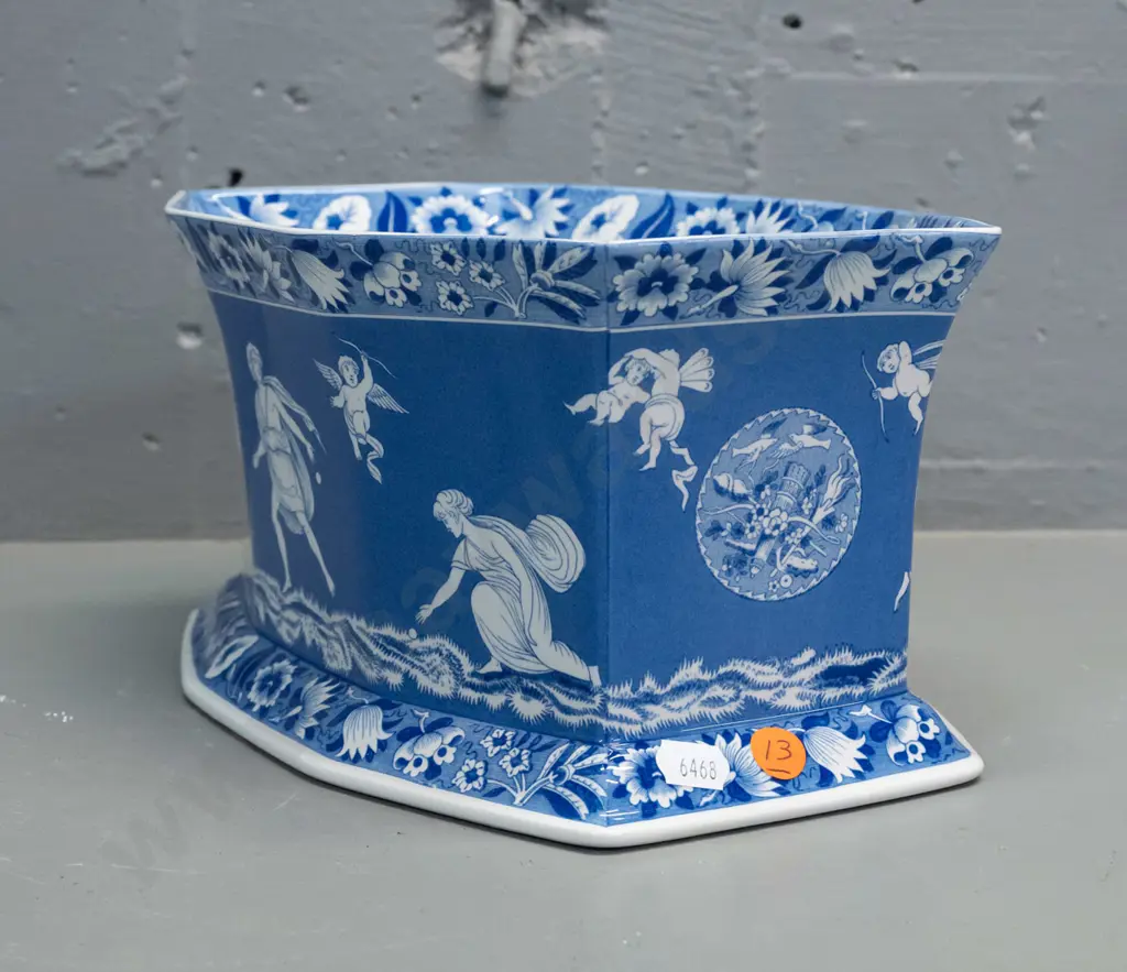 Spode Blue Room collection "Love Chase" faceted side trough planter H-135 W-270 D-190 Image 1++