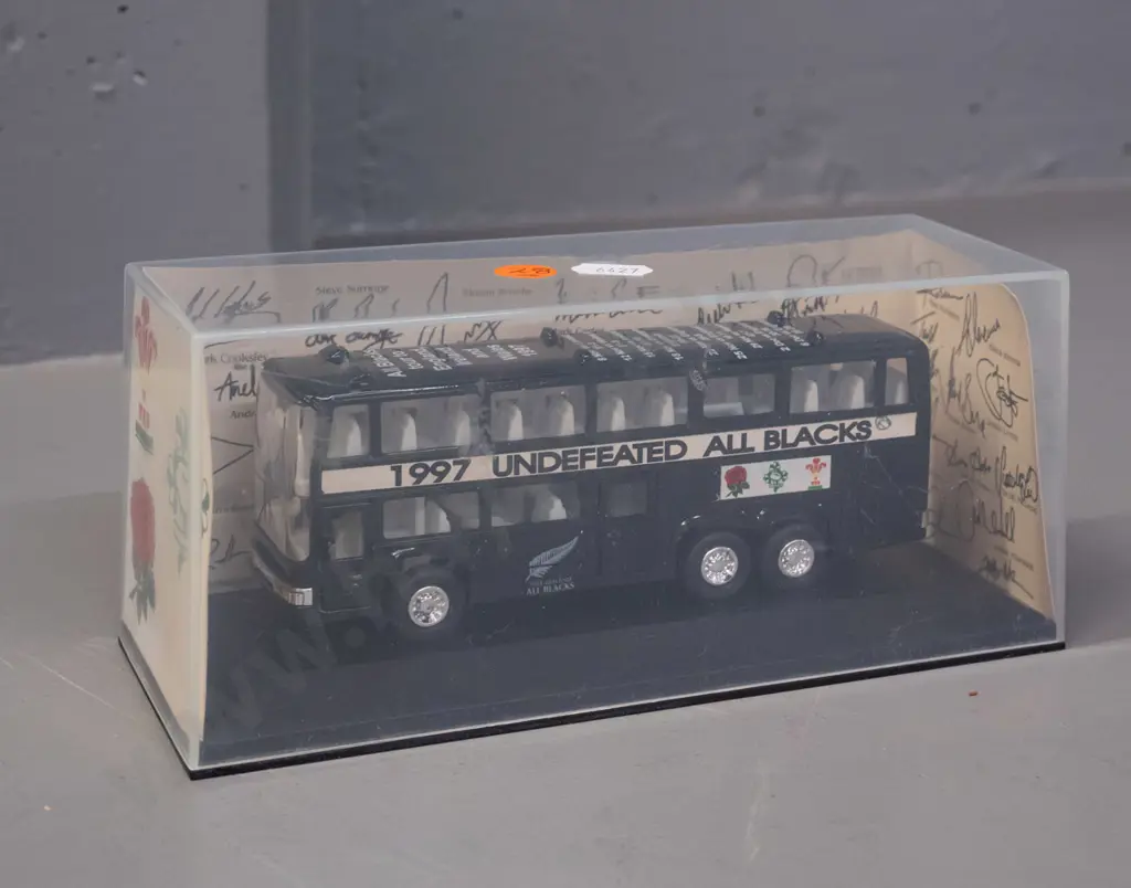 1997 All Blacks Undefeated England and Wales tour souvenir die-cast bus - plastic case is H-95 L-200 W-70 Image 1++