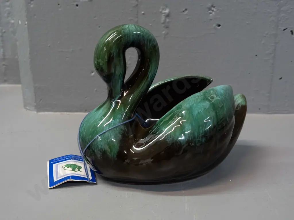 Blue Mountain pottery swan vase with original label and tag H-160 L-190 Image 1++