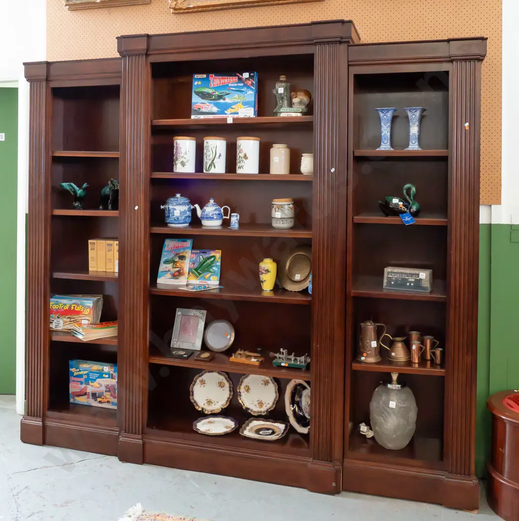 Regency style mahogany break-front bookcase in 3 sections, with fluted pilasters, adjustable shelves, centre section has Image 1++