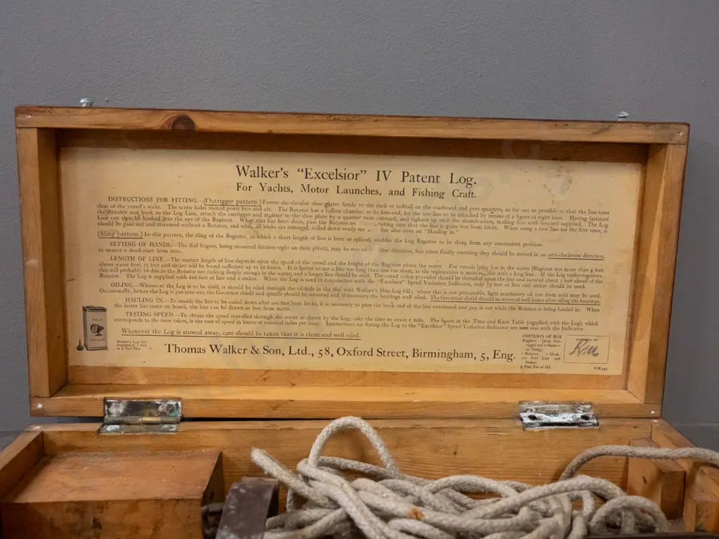 vintage Walker & Sons Excelsior IV yacht or boat log mechanism and trailing propeller in fitted case - fittings and case Image 1++